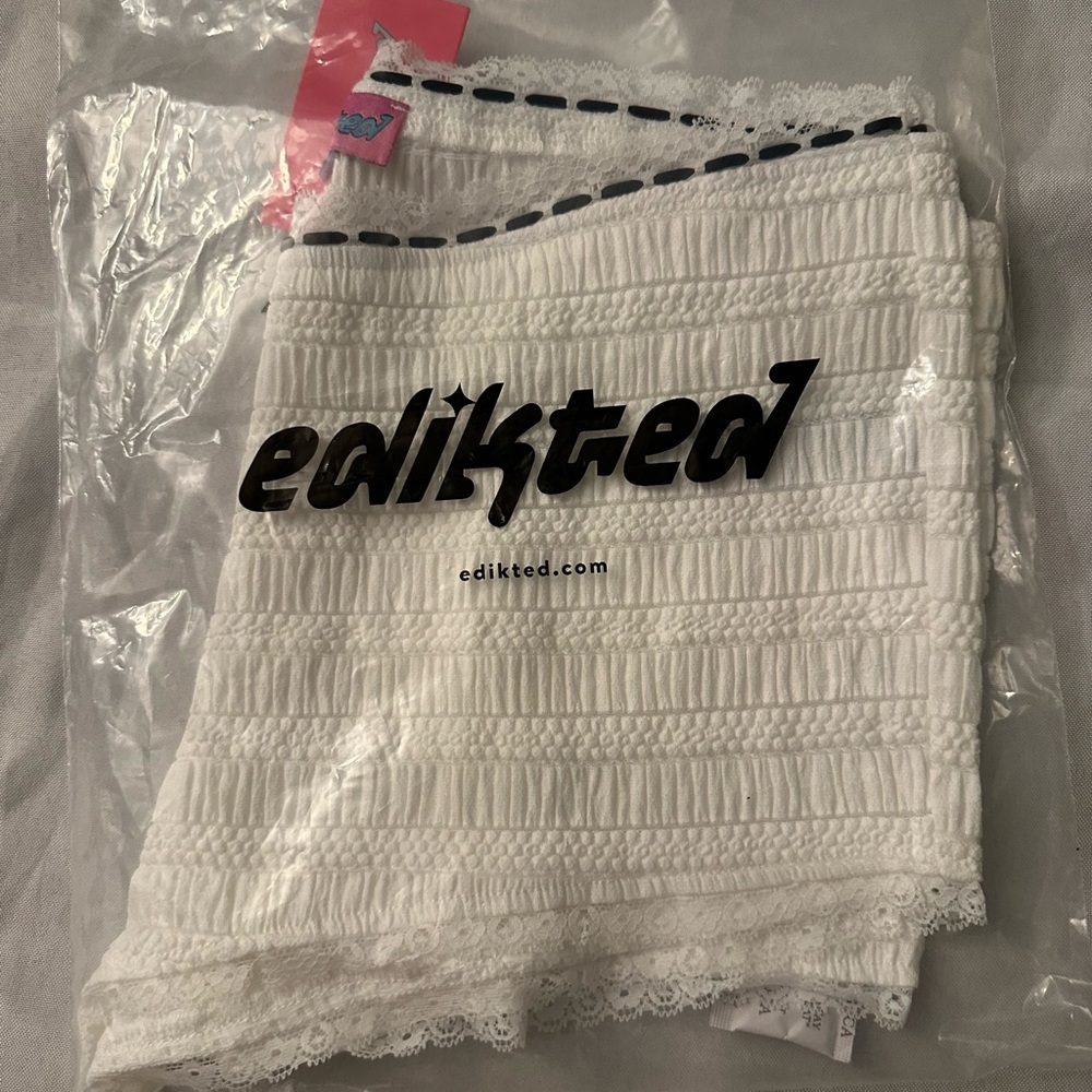 Edikted Lenny Lacey textured micro shorts white size large NWT - Picture 5 of 5